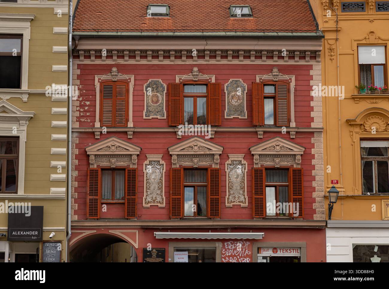Ein Bild einer aufwendigen Fassade auf dem Maribor-Hauptplatz. Stockfoto
