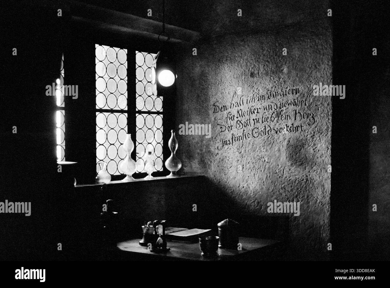 Sechzigerjahre, 20.09.1966, Deutschland, Deutsches Museum, Technik-Museum und Wissenschaftliche Sammlung, Innen, Szene aus Licht und Schatten zum Sinngedicht die beste Tingierung von Angelus Silesius aus dem Barock, München, Isar, Oberbayern, Bayern Sechzigerjahre, 20.09.1966, Deutschland, Deutsches Museum, Technik-Museum und Wissenschaftliche Sammlung, Innenansicht, Szenerie aus Licht und Schatten zum Sinngedicht die beste Tingierung von Angelus Silesius aus der Zeit des Barock, München, Isar, Oberbayern, Bayern, 60er Jahre, 20.09.1966, Deutschland, Deutsches Museum, Deutsches Museum für Meisterwerke Stockfoto