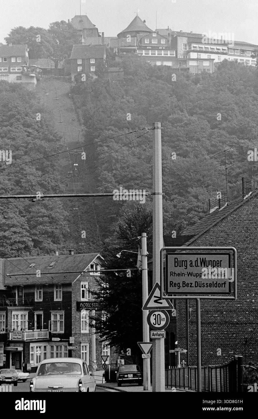 Sechzigerjahre, 26.08.1967, Deutschland, Solingen, Solingen-Burg, Stadtteil Burg an der Wupper, Bergisches Land, Rheinland, NRW, Schloss Burg der Herren von Berg, Ortsschild, Blick von der Unterstadt ueber die Seilbahn Burg zum Schloss in der Oberstadt Sechzigerjahre, 26.08.1967, Deutschland, Solingen, Solingen-Burg, Stadtteil Burg an der Wupper, Bergisches Land, Rheinland, Nordrhein-Westfalen, NRW, Schloss Burg, Stammsitz der Grafen und Herzoege von Berg, Hoehenburg, Ortseingangsschild, Blick von der Unterstadt ueber die Seilbahn Burg zum Schloss in der Oberstadt, Sechzigerjahre, 26.08.1967, Deutschland Stockfoto