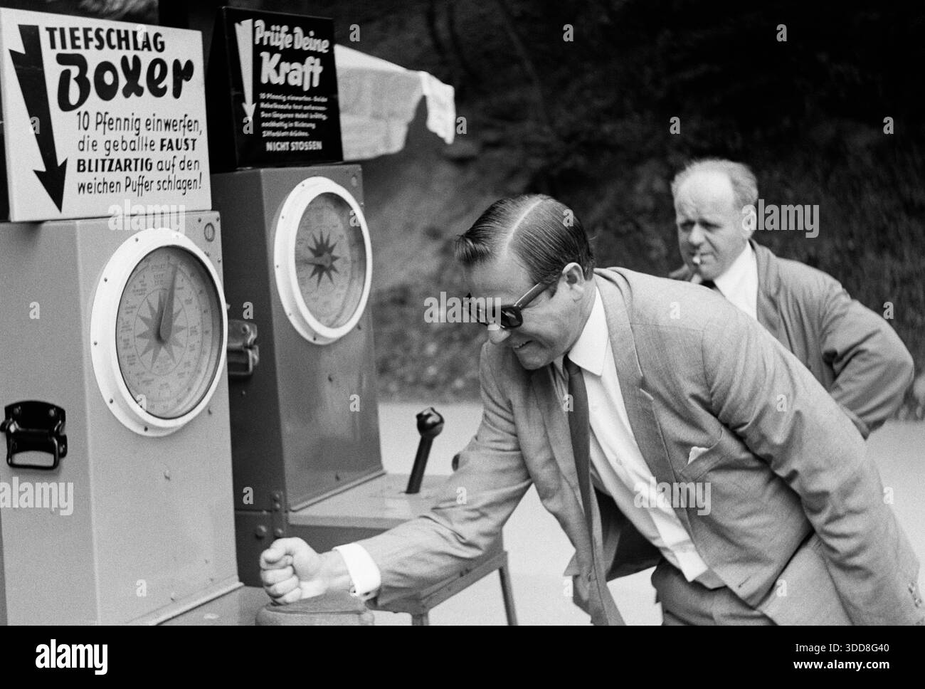 Sechzigerjahre, 26.08.1967, Deutschland, Menschen, Maenner, Freizeit, Gesundheit, Wellness, Fitness, Anstrengung, Heinz 30-35 Jahre im Anzug mit Krawatte testet seine Kraft an einem Spielgeraet zum Kraeftemessen, Bergisches Land, Nordrhein-Westfalen, NRW Sechzigerjahre, 26.08.1967, Deutschland, Menschen, Maenner, Freizeit, Gesundheit, Wellness, Fitness, Anstrengung, Heinz 30 bis 35 Jahre kurzes Haar im Anzug mit Krawatte testet seine Kraft an einem Spielgeraet zum Kraeftemessen im Münchner Brueckenpark nahe der Münchner Talbruecke ueber die Wupper zwischen Remscheid und Solingen, Bergisc Stockfoto
