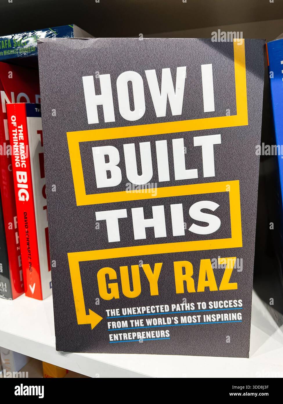 London, Großbritannien - 12. Dezember 2025: Ein kühner Buchcover über Unternehmertum und Wachstum von Guy Raz, voller Lektionen, inspirierend. Stockfoto