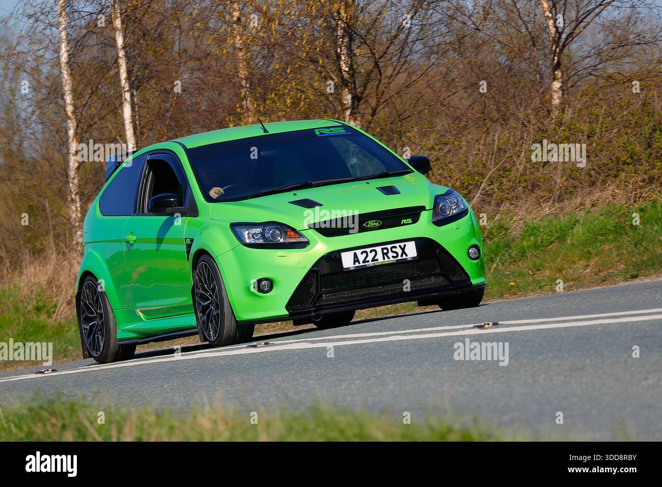 2007 Ford Focus ST-3 in Green, Fahrt entlang der B1222 in der Nähe von Sherburn in-Elmet in North Yorkshire, Großbritannien Stockfoto