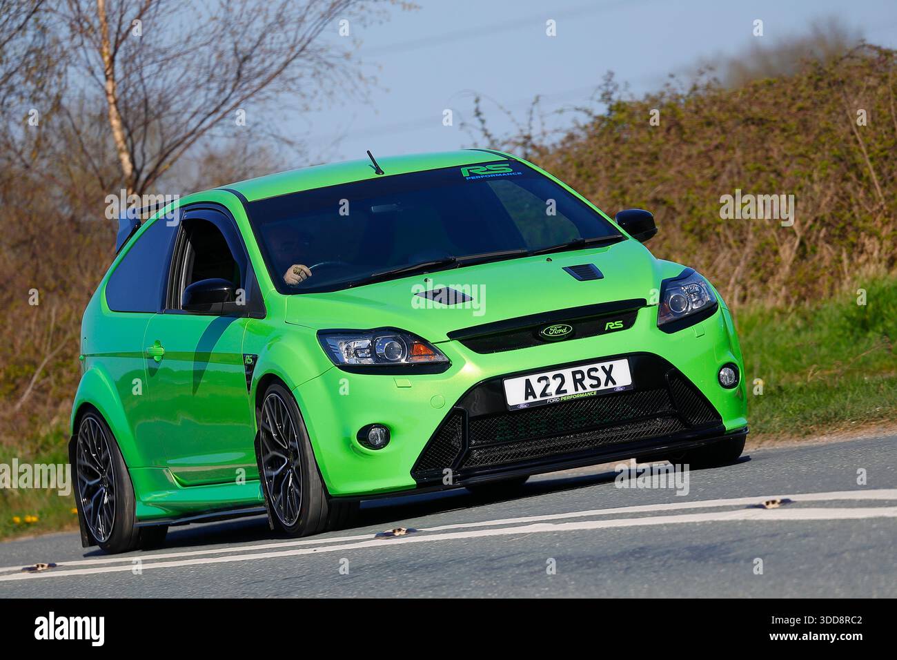 2007 Ford Focus ST-3 in Green, Fahrt entlang der B1222 in der Nähe von Sherburn in-Elmet in North Yorkshire, Großbritannien Stockfoto