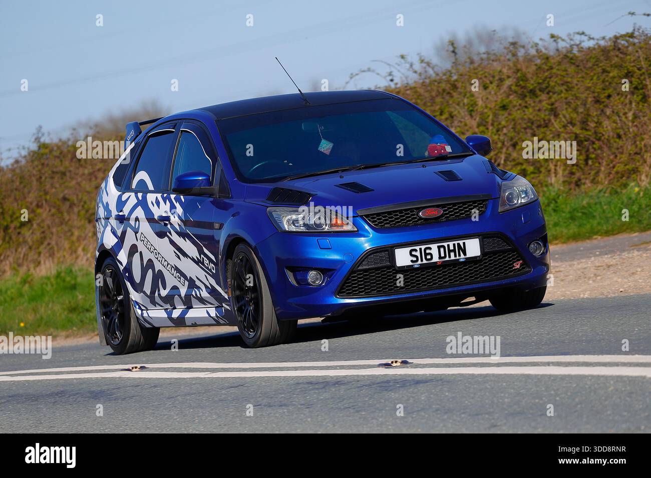 Blue Ford Focus ST-2 auf der B1222 in der Nähe von Sherbuen in-Elmet in North Yorkshire, Großbritannien Stockfoto
