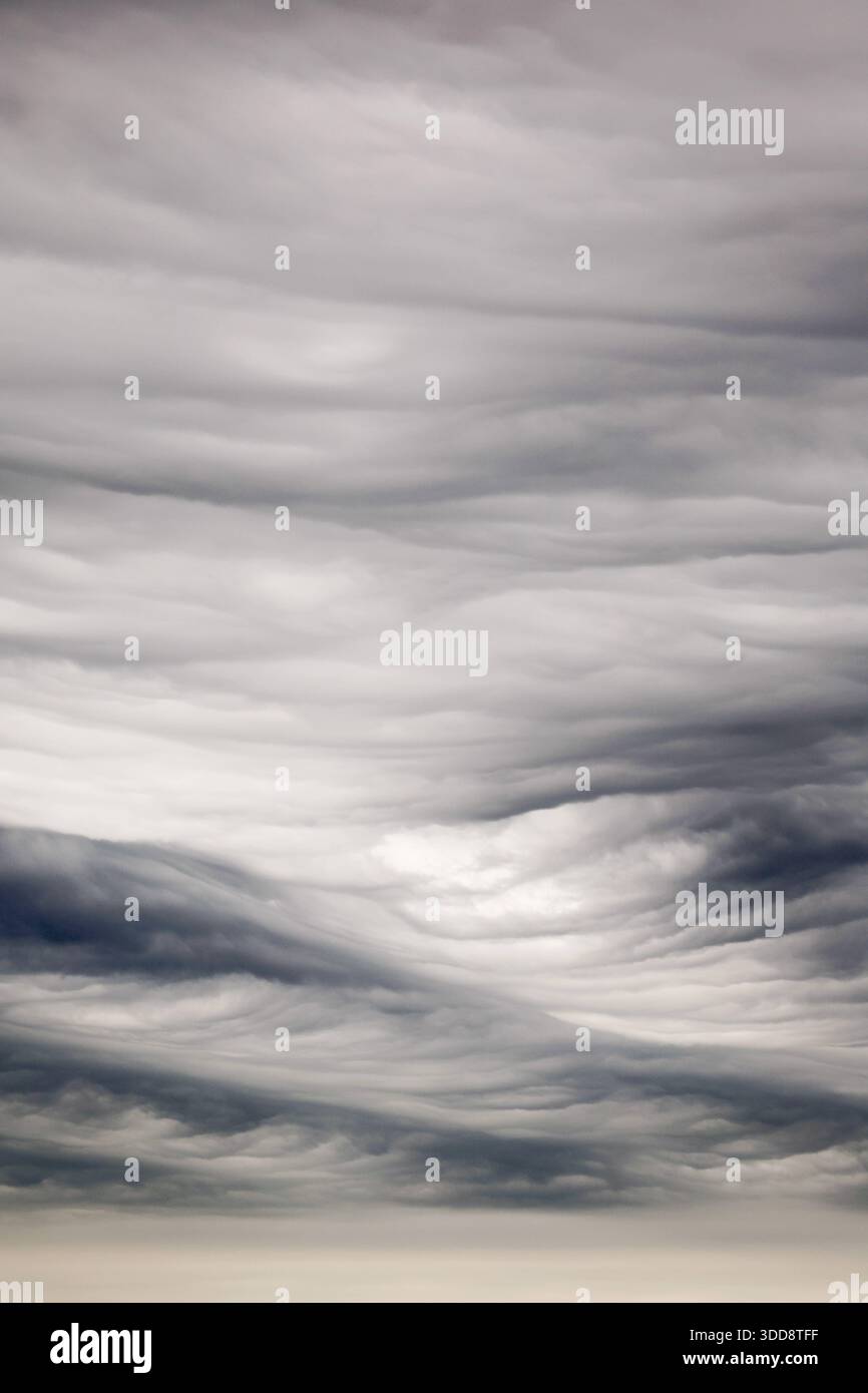 21.04.2025, München, Bayern, GER - Wellenfoermige dunkle Wolken am Himmel. Aussen, Aussenaufnahme, Bayern, bewoelkt, deutsch, Deutschland, Duester, dunkel, Dunkelheit, Europa, europaeisch, gewellt, HF, Himmel, Hochformat, Meteorologie, München, Natur, Naturereignis, niemand, Regenwetter, Regenwolken, Schlechtwetter, Stimmung, trist, Tristess, wellenfoermig, Wellenform, wellig, Westeuropa, Wetter, Wetterkunde, Wetterstimmung, Wolken, Wolkenhimmel, Wolkenstimmung 250421D856MUENCHEN.JPG *** 21 04 2025, München, Bayern, GER wellige dunkle Wolken am Himmel draußen, Außenaufnahme, Bayern, Stockfoto