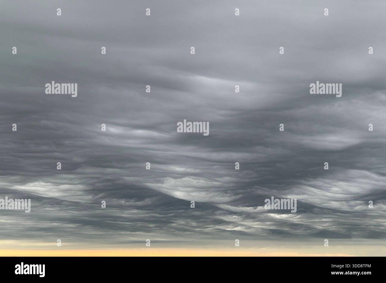 21.04.2025, München, Bayern, GER - Wellenfoermige dunkle Wolken am Himmel. Aussen, Aussenaufnahme, Bayern, bewoelkt, deutsch, Deutschland, Duester, dunkel, Dunkelheit, Europa, europaeisch, gewellt, Himmel, Meteorologie, München, Natur, Naturereignis, niemand, QF, Querformat, Regenwetter, Regenwolken, Schlechtwetter, Stimmung, trist, Tristess, wellenfoermig, Wellenform, wellig, Westeuropa, Wetter, Wetterkunde, Wetterstimmung, Wolken, Wolkenhimmel, Wolkenstimmung 250421D859MUENCHEN.JPG *** 21 04 2025, München, Bayern, GER wellige dunkle Wolken am Himmel draußen, draußen, Bayern, wellig, Stockfoto