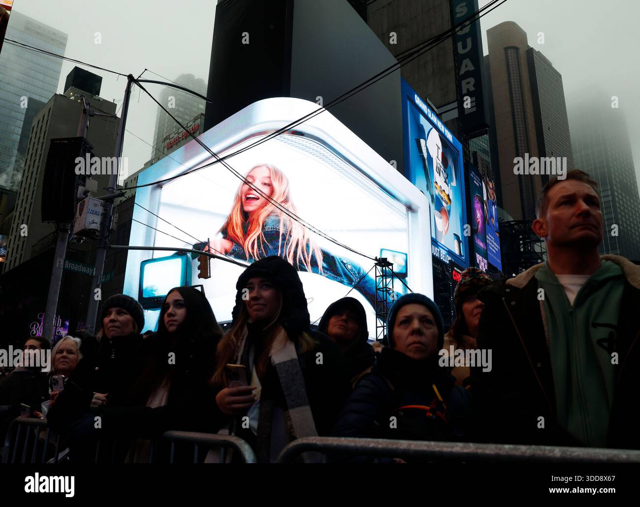 New York, Usa. Dezember 2025. Die Sydney Sweeney New Jeans Werbekampagne wird auf einem großen Bildschirm gezeigt, während die Enthüllenden darauf warten, dass Konfetti im Rahmen des jährlichen Silvester-Confetti-Tests am Times Square in New York City am Montag, den 29. Dezember 2025, in die Luft geworfen werden. Schätzungsweise eine Million Menschen werden am Silvesterabend am Times Square sein, und über eine Milliarde Menschen werden in der ganzen Welt zusehen, wie der traditionelle Waterford Kristallball im Jahr 2026 abstürzt. Foto: John Angelillo/UPI Credit: UPI/Alamy Live News Stockfoto