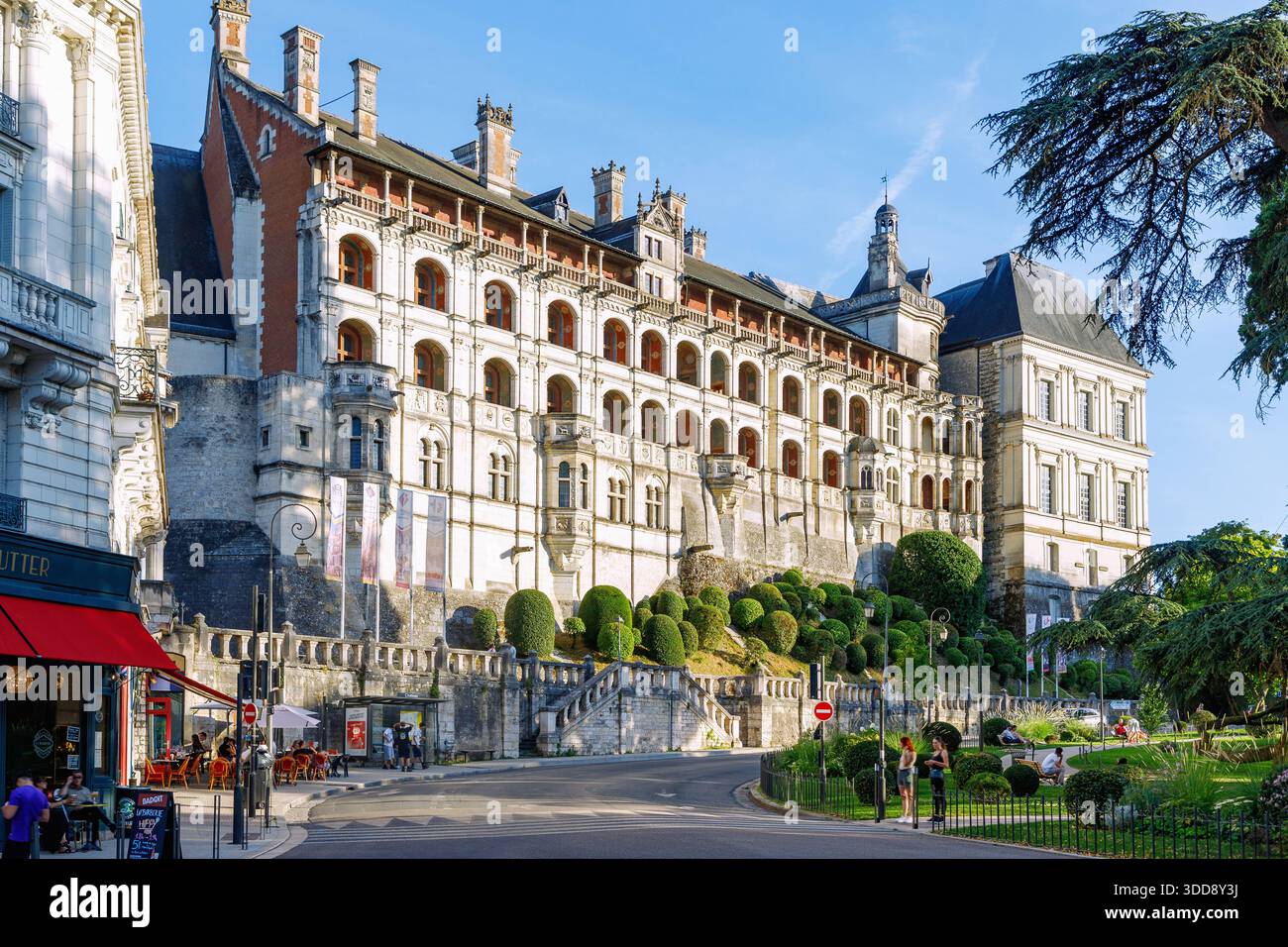 Château Royal, Aile Francois 1er, Blois, und Jardin Augustin Thierry, Tal der Loire, Centre-Val de Loire, Frankreich *** Château Royal, Aile Francois Stockfoto