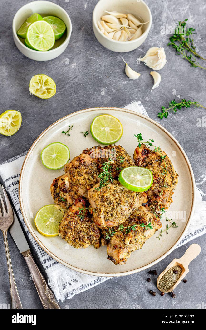Golden gebackenes Zitronenthymianhuhn mit frischen Kräutern und Zitrone, ein gesundes hausgemachtes Geflügelgericht mit saftigem Huhn Stockfoto
