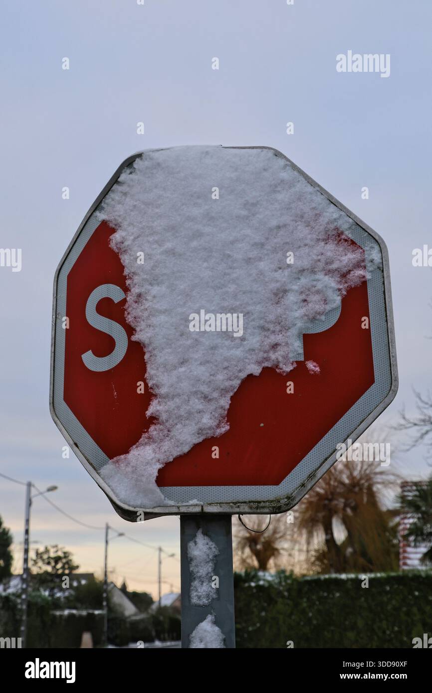 Französisches Stoppschild teilweise verdeckt durch Schnee Parcay Meslay France Dezember 2025 Stockfoto