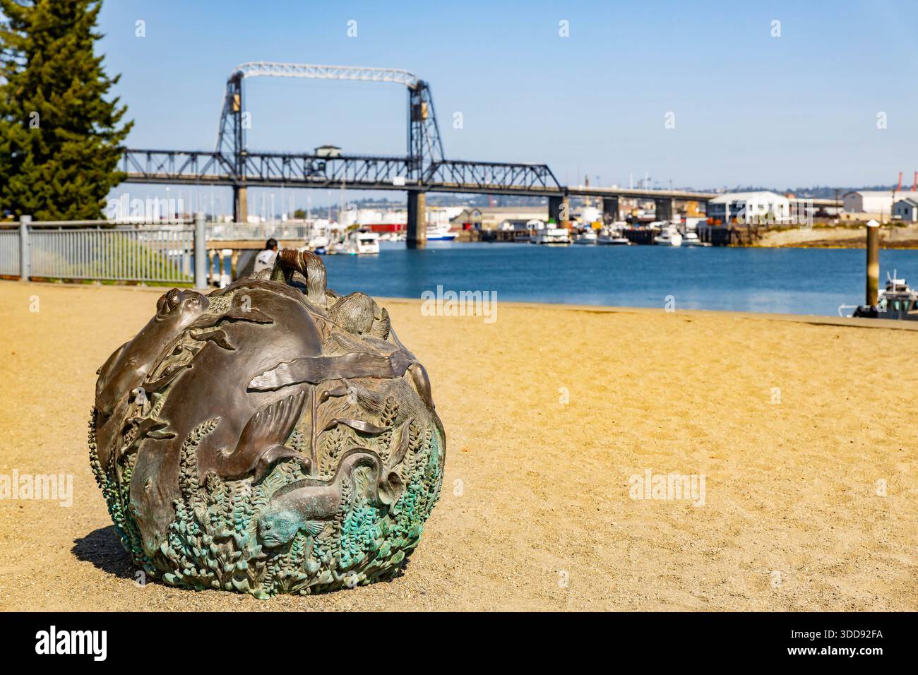 Tacoma, WA, USA - 20. September 2025: Ein landschaftlich schöner öffentlicher Strand bietet einen atemberaubenden Blick auf die riesige Tacoma Narrows Bridge, die sich über die erstreckt Stockfoto