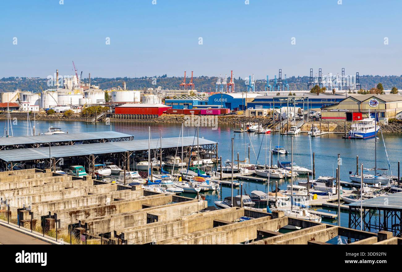 Tacoma, WA, USA - 20. September 2025: Mehrere Vergnügungs- und Handelsboote sind sicher an der Esplanade des revitalisierten Thea Foss von Tacoma angedockt Stockfoto