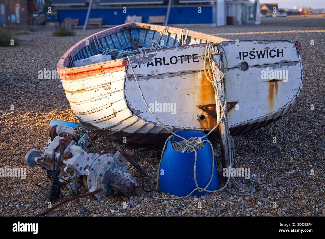 Aldeburgh Beach, Suffolk, England, Großbritannien - das verwitterte Ruderboot liegt bei Sonnenuntergang an Land und erinnert an Küsten-Nostalgie und nautischen Verfall Stockfoto
