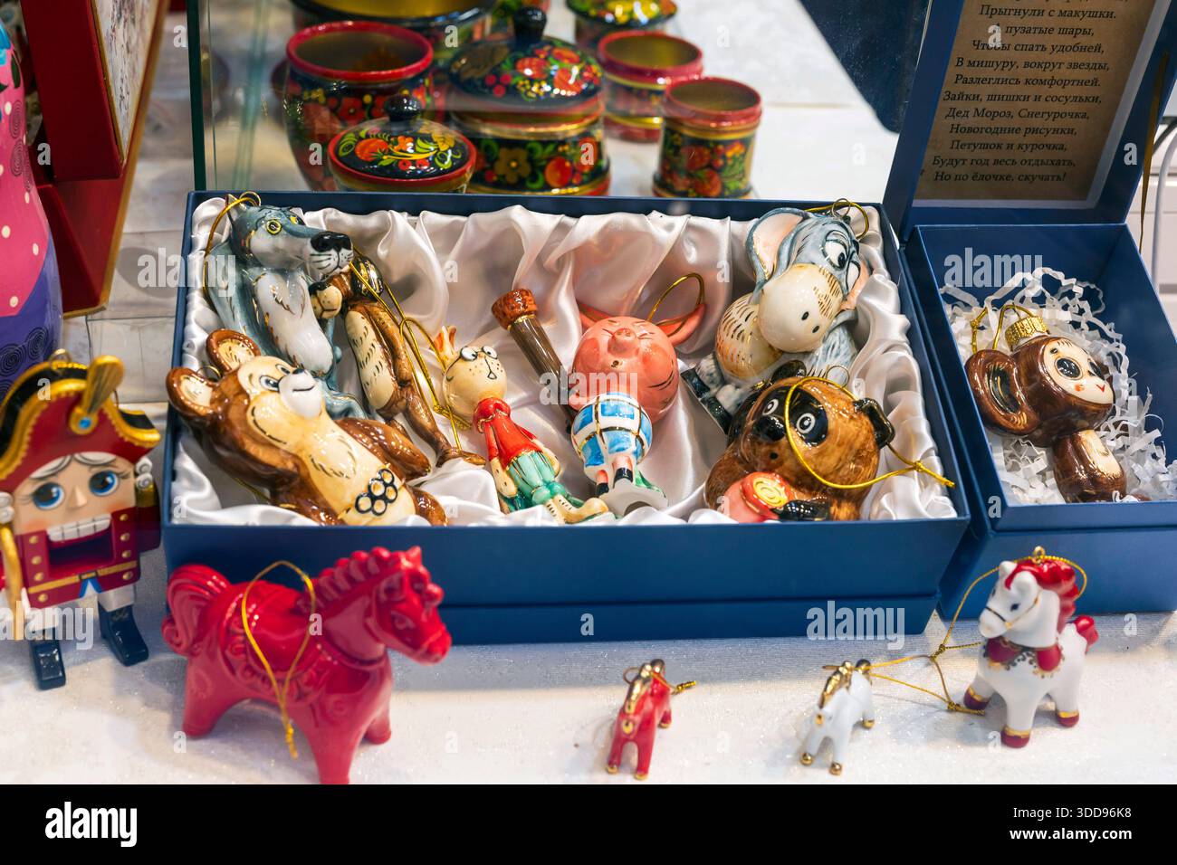 Moskau, Russland, 29. Dezember 2025, Eine Box mit Porzellan-Weihnachtsschmuck mit Tierfiguren im Zeichentrickstil wie Wolf, Bär, Schwein und Mond Stockfoto
