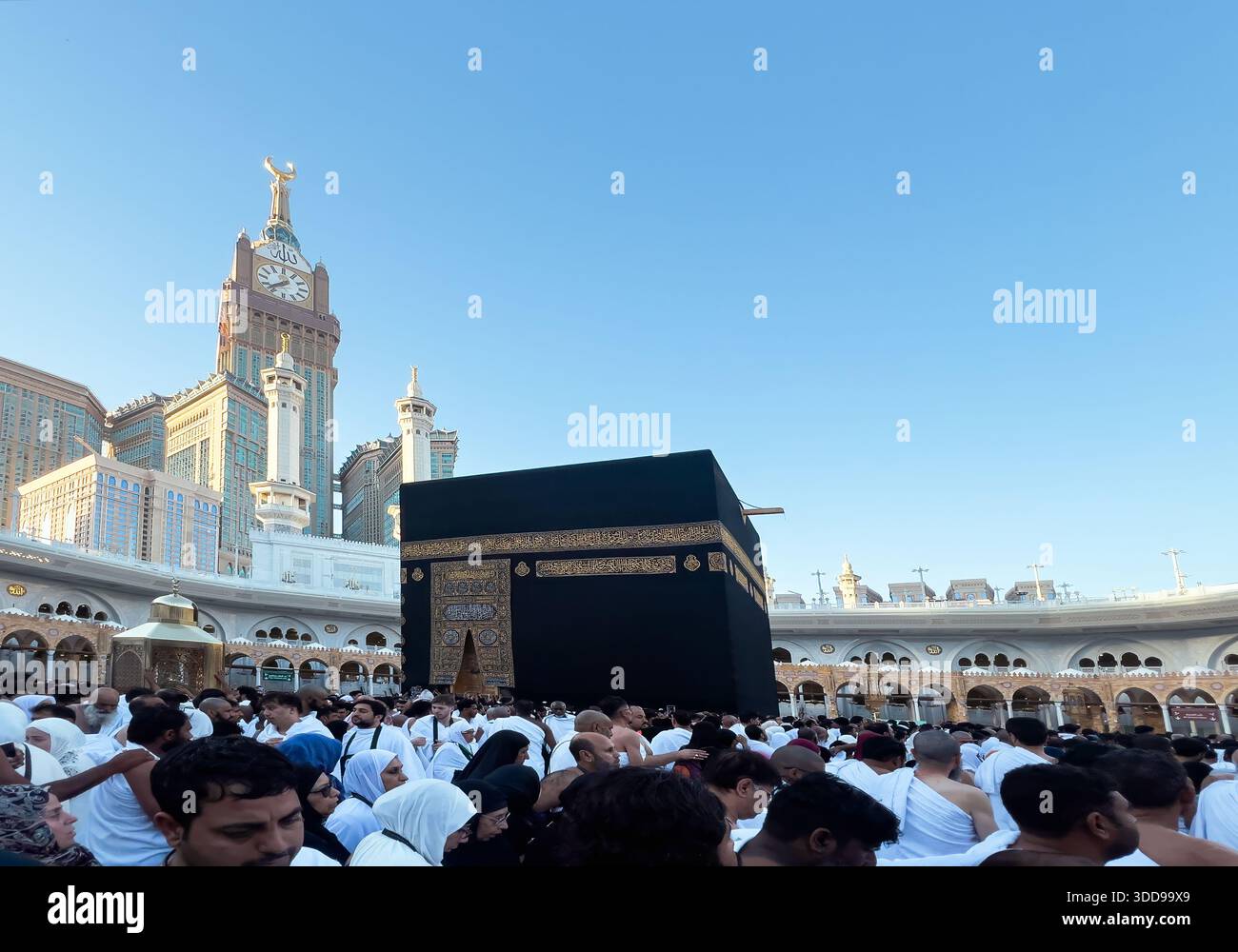 MAKKAH, SAUDI-ARABIEN – 18. Dezember 2025: Zahlreiche Pilger führen Tawaf rund um die Kaaba in Mekka auf. Stockfoto