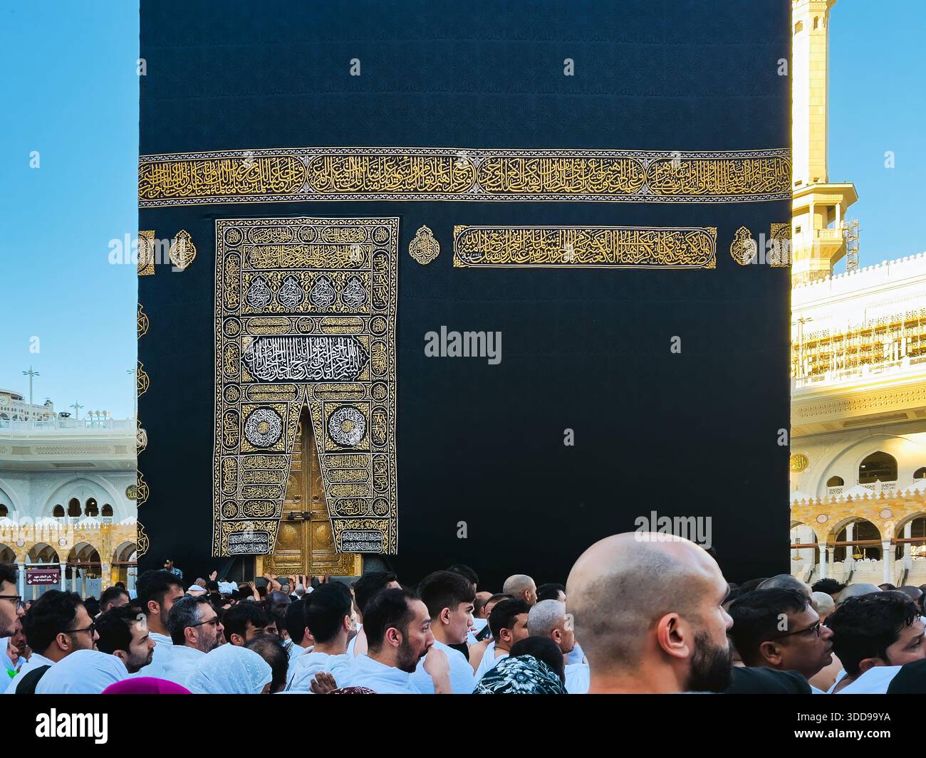 MAKKAH, SAUDI-ARABIEN – 18. Dezember 2025: Zahlreiche Pilger führen Tawaf rund um die Kaaba in Mekka auf. Stockfoto