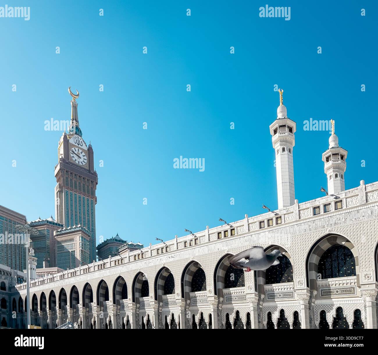 Makkah, Saudi-Arabien – 18. Dezember 2025: Muslimische Pilger, die Hajj und Umrah in Masjid al-Haram in Mekka beten. Stockfoto