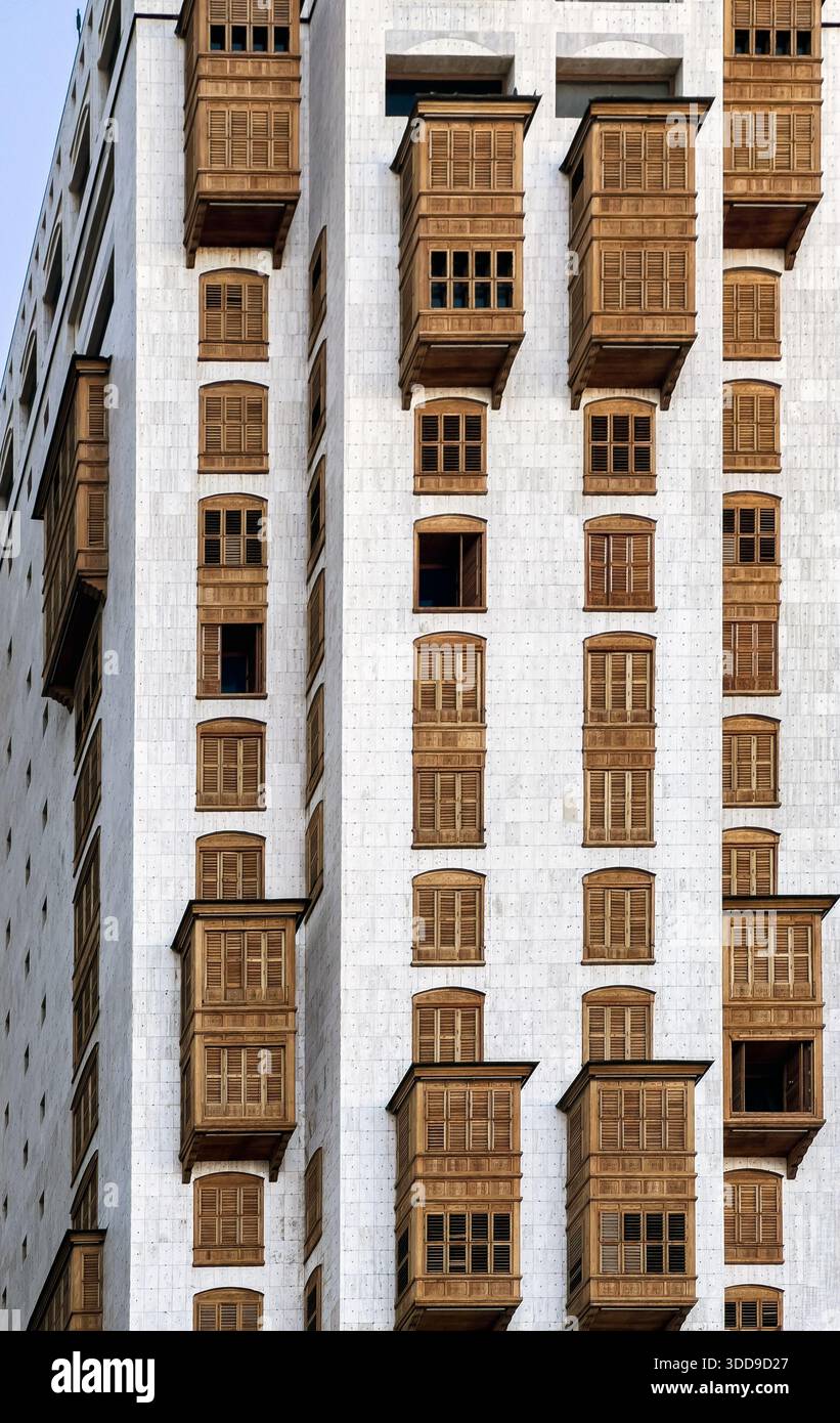 Mekka, Saudi-Arabien – 18. Dezember 2025: Außenansicht des Makkah Hotels in der Nähe des Eingangs von Masjid al-Haram in Mekka. Stockfoto