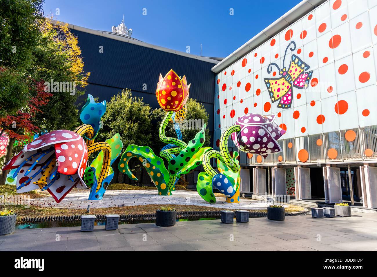 "Die visionären Blumen; (2002) von Yayoi Kusama, Matsumoto City Museum of Art, Matsumoto, Präfektur Nagano, Japan Stockfoto