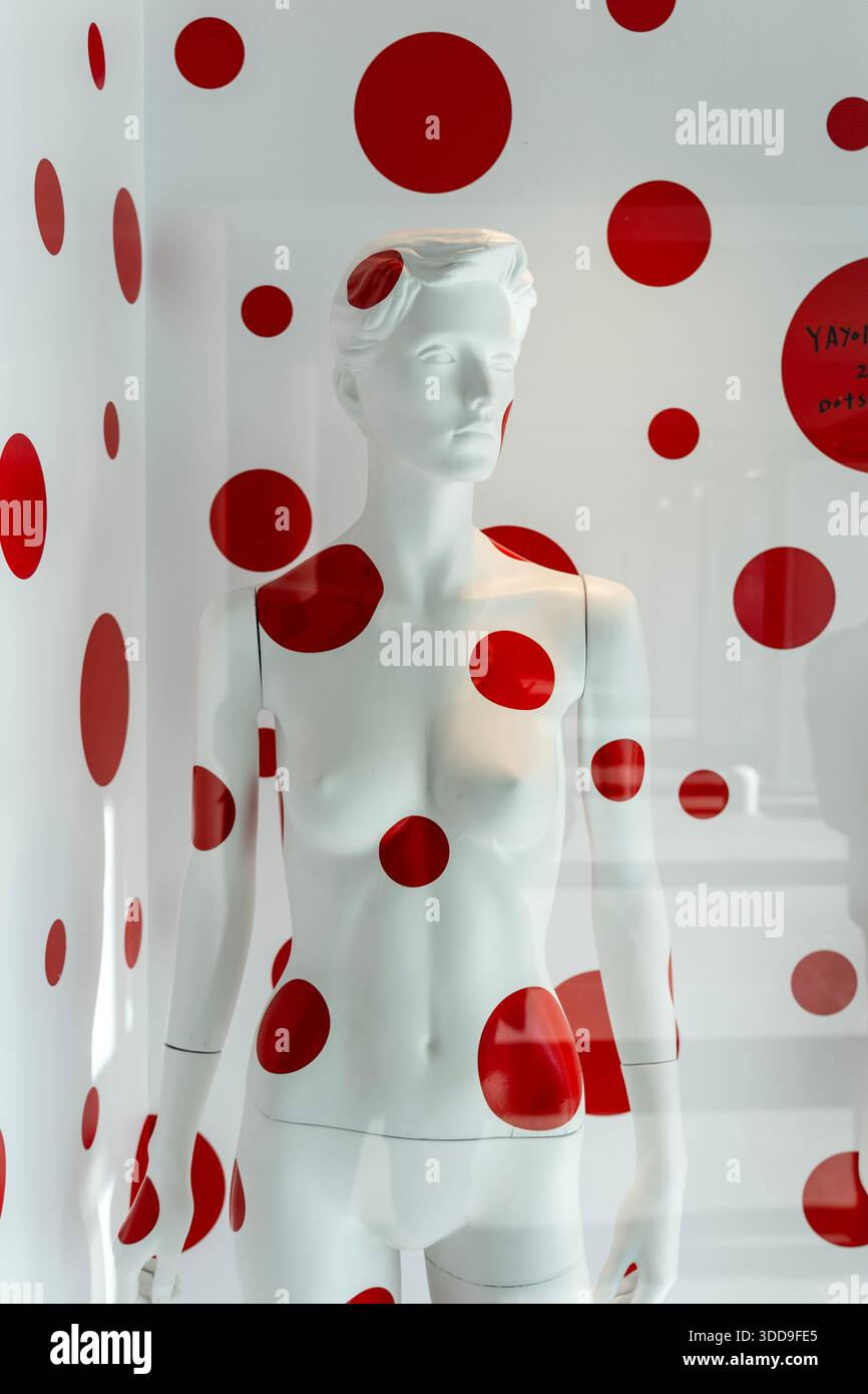 Schaufensterpuppe mit Yayoi Kusama-Punkten im Kunstmuseum der Stadt Matsumoto, Matsumoto, Präfektur Nagano, Japan Stockfoto