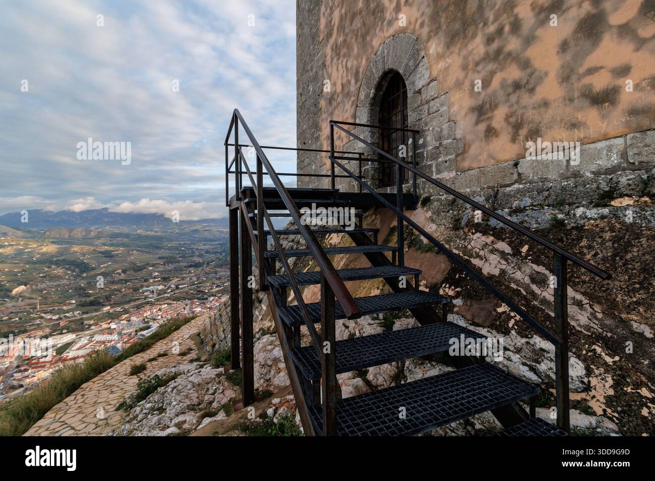 Zugang zum Tor der Burg Cocentaina am 29. Dezember 2025, Spanien Stockfoto