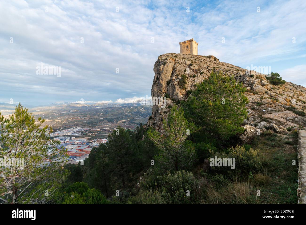 Blick auf das Cocentaina-Tal, gekrönt von seiner Burg auf dem Gipfel des San Cristobal-Hügels am 29. Dezember 2025, Spanien Stockfoto