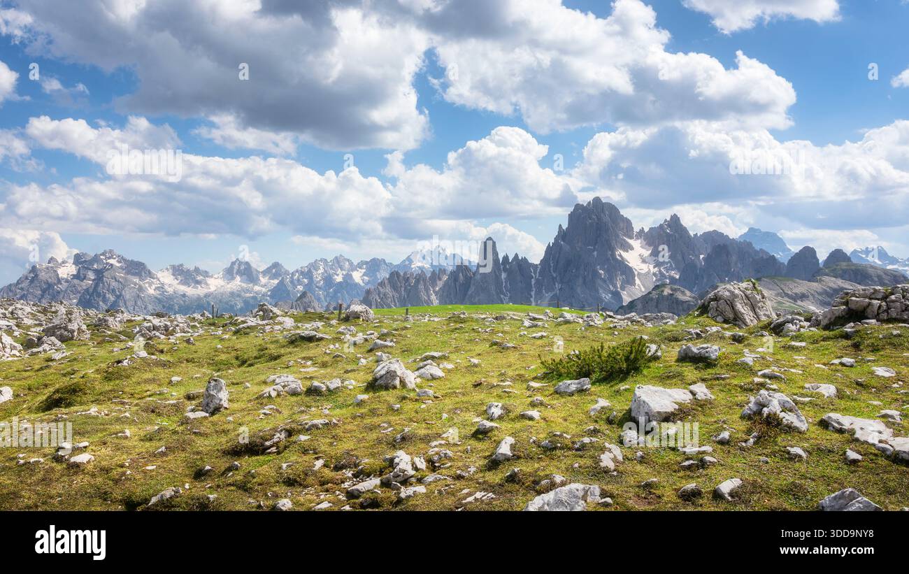 Panoramablick auf die Berggruppe Cadini di Misurina in den italienischen Dolomiten. Malerische alpine Landschaft vom Wanderweg bis zum Tre Cime di Lavared Stockfoto