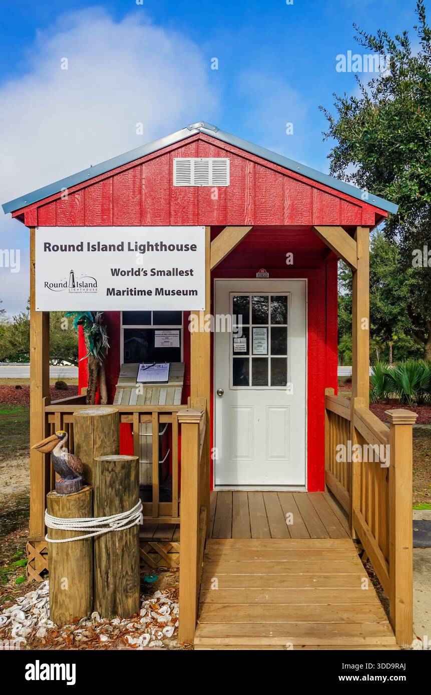 Das Round Island Lighthouse Maritime Museum befindet sich neben dem Leuchtturm in Pascagoula, Mississippi. Stockfoto