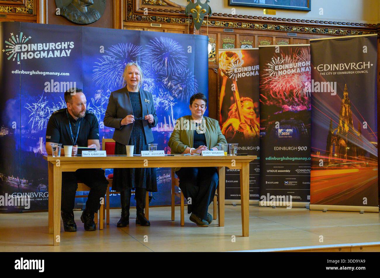 Stadträtin Jane Meagher begrüßt Medien und weitere Beteiligte am Edinburgh Hogmanay-Event-Briefing, flankiert von dem Direktor Penny Dougherty und dem Polizeichef David Robertson. Der Stadtrat diskutiert die Hoffnungen und Ambitionen für die diesjährige Veranstaltung und betont, dass es ohne Schottland keine Partei gäbe, wie das Sprichwort sagt. Stockfoto