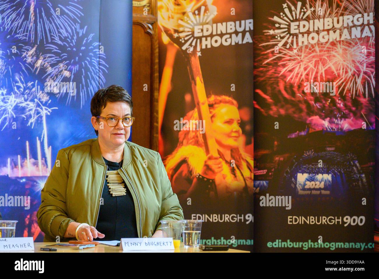 Der Direktor von Unique Events Penny Dougherty berichtet den versammelten Medien über die Pläne und Ziele der diesjährigen Veranstaltungen und baut dabei auf den Erfolgen früherer Jahre und den Lehren aus den disruptiveren Jahren auf. Hoffentlich wird die diesjährige Party für Edinburgh und Schottland die bisher beste sein. Stockfoto