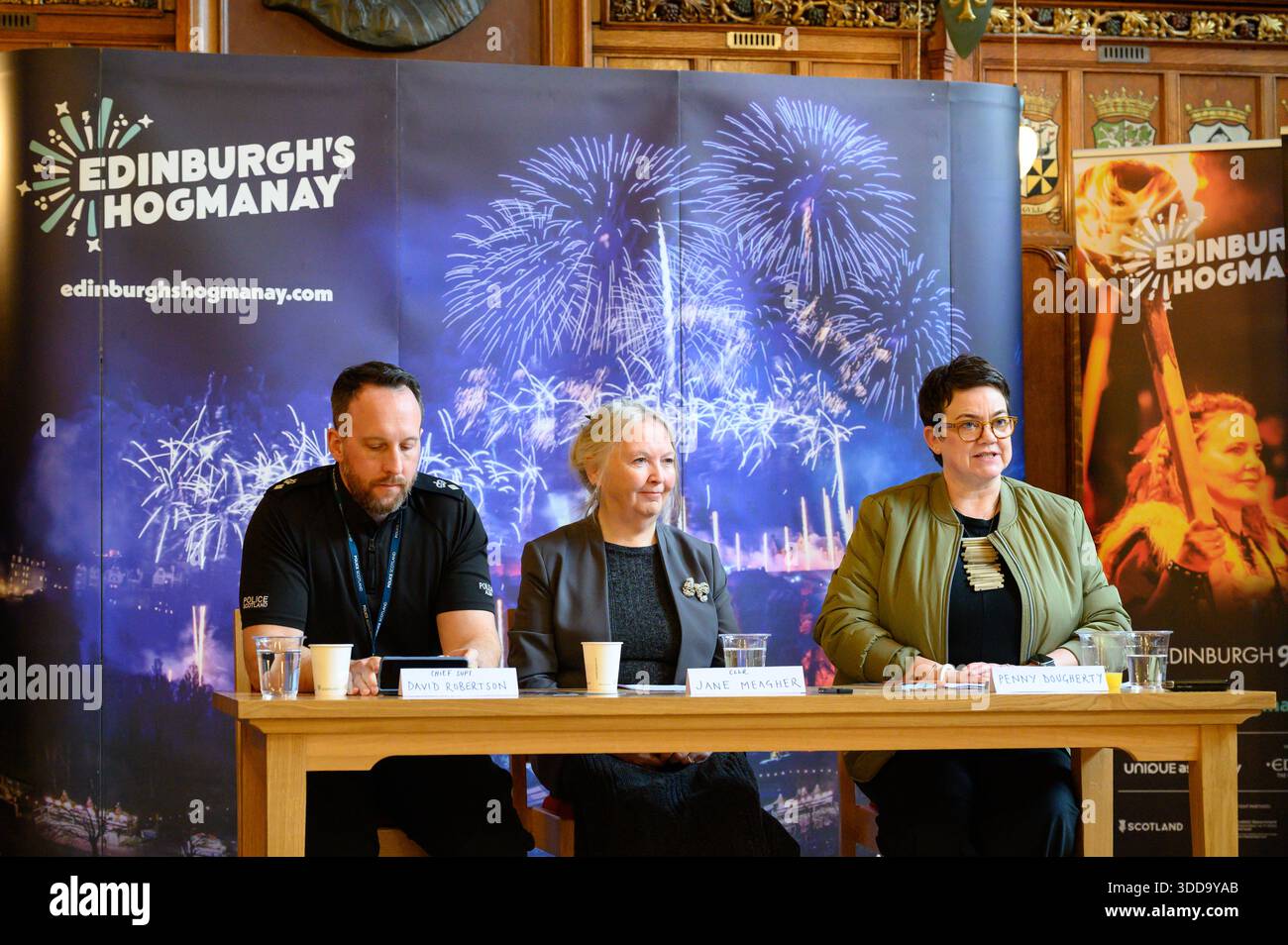 Penny Dougherty informiert die versammelten Medien darüber, wie einzigartige Veranstaltungen funktionieren werden, um den reibungslosen Ablauf der diesjährigen Veranstaltungen mit ruhigem Wetter zu gewährleisten, aber die Etappen werden vorzeitig errichtet, um das Risiko von Verzögerungen und unerwarteten Problemen zu vermeiden. Stockfoto