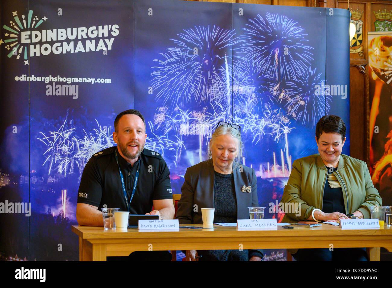 Polizei Schottland Superintendent David Robertson berichtet den Medien darüber, wie Aktionspläne, die die Rettungsdienste entworfen haben, Schottlands größte Partei ohne Probleme losgehen lassen werden, nachdem sie sich zunächst für ihr Telefon entschuldigt hat, das zum Lachen vom Tisch und den gesammelten Medien geführt hat. Stockfoto