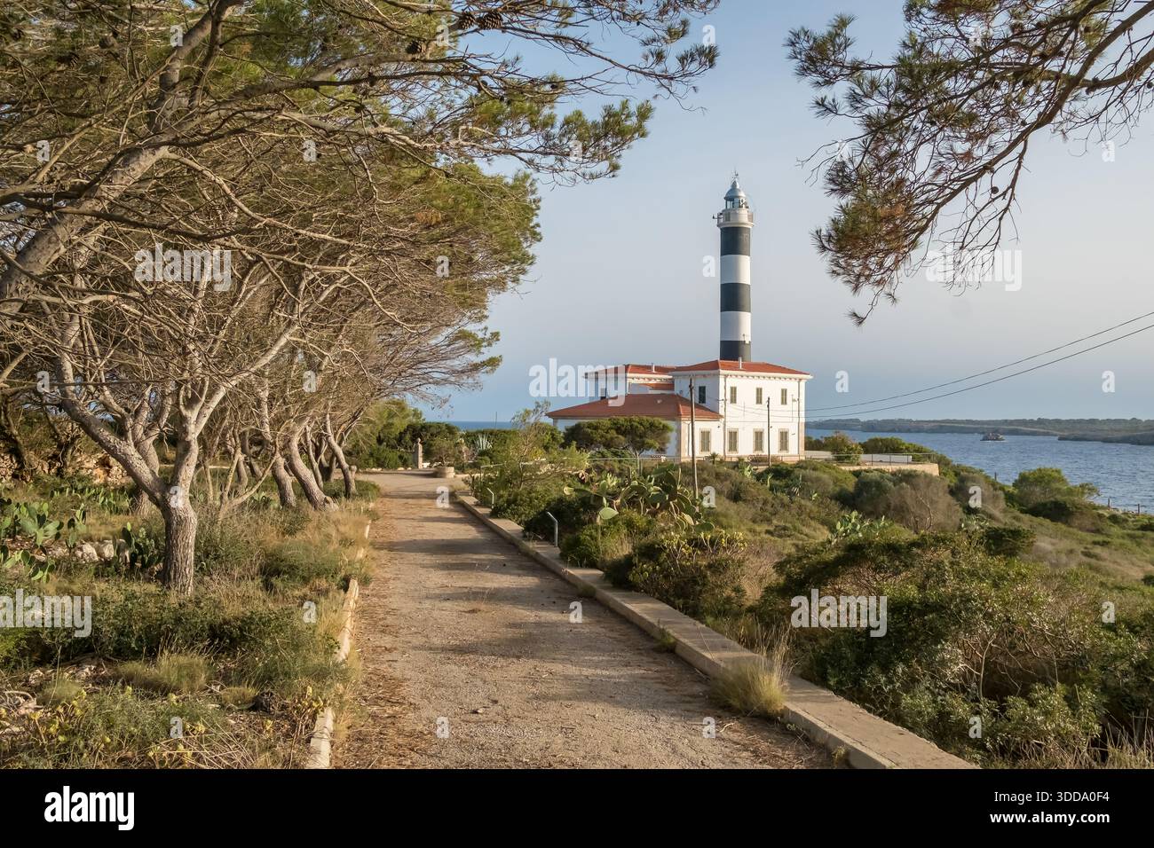 Schwarz-weiß gestreifter Leuchtturm auf einer Klippe an der Küste Mallorcas, Balearen, Spanien Stockfoto