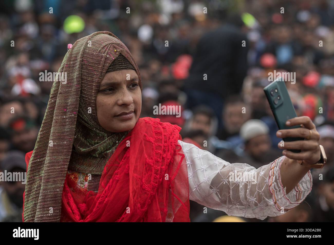 Ein Unterstützer macht ein Selfie während einer Kundgebung nach Rahmans Ankunft der ehrgeizige Premierminister und politische Schwergewichte Tarique Rahman kehrt am 25. Dezember nach Bangladesch zurück und endet 17 Jahre im selbstauferlegten Exil mit dem Versprechen, Sicherheit und Gerechtigkeit zu bieten, wenn seine Partei die Wahlen im nächsten Jahr gewinnt. Stockfoto