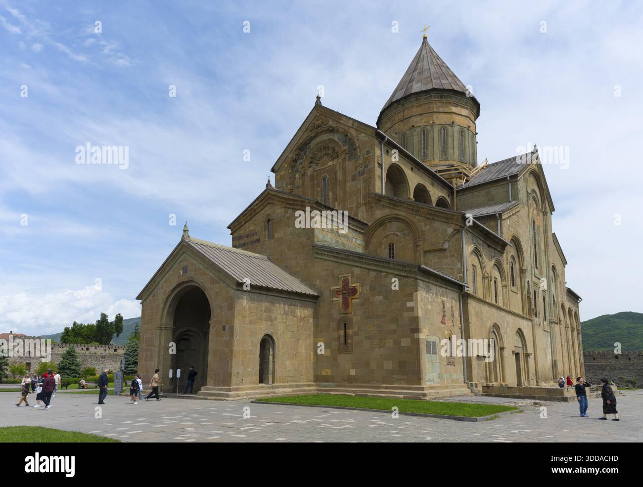 Beeindruckende mittelalterliche Steinkirche mit Besuchern unter bewölktem Himmel, Svetitskhoveli Kathedrale, Svetitskhoveli, UNESCO-Weltkulturerbe, Mzcheta, Mt Stockfoto
