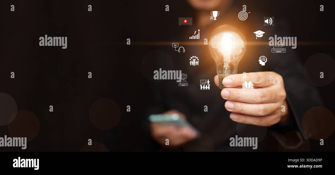 Mann mit Smartphone, der eine Glühbirne hält, mit einem Gehirn, umgeben von lehrreichen Ikonen. Bildung, Selbstverbesserung, Wissen, Innovation, digital Stockfoto