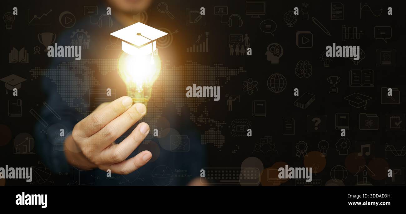 Ein Mann, der eine glühende Glühbirne mit Graduierungskappe vor dem Hintergrund der Bildungsobjekte hält. Globale Bildung, Wissen, Innovation, moderner Unterricht und Stockfoto