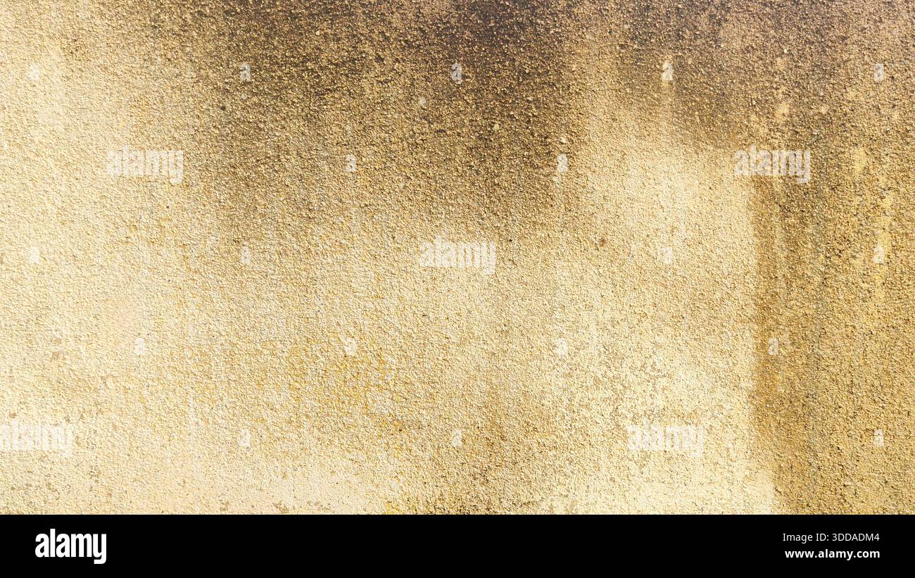 Gritty verwitterte Betonwand-Textur mit gelber Farbe und dunkler Form Flecken industriellen Grunge Hintergrund für architektonische Design oder Overlay Stockfoto