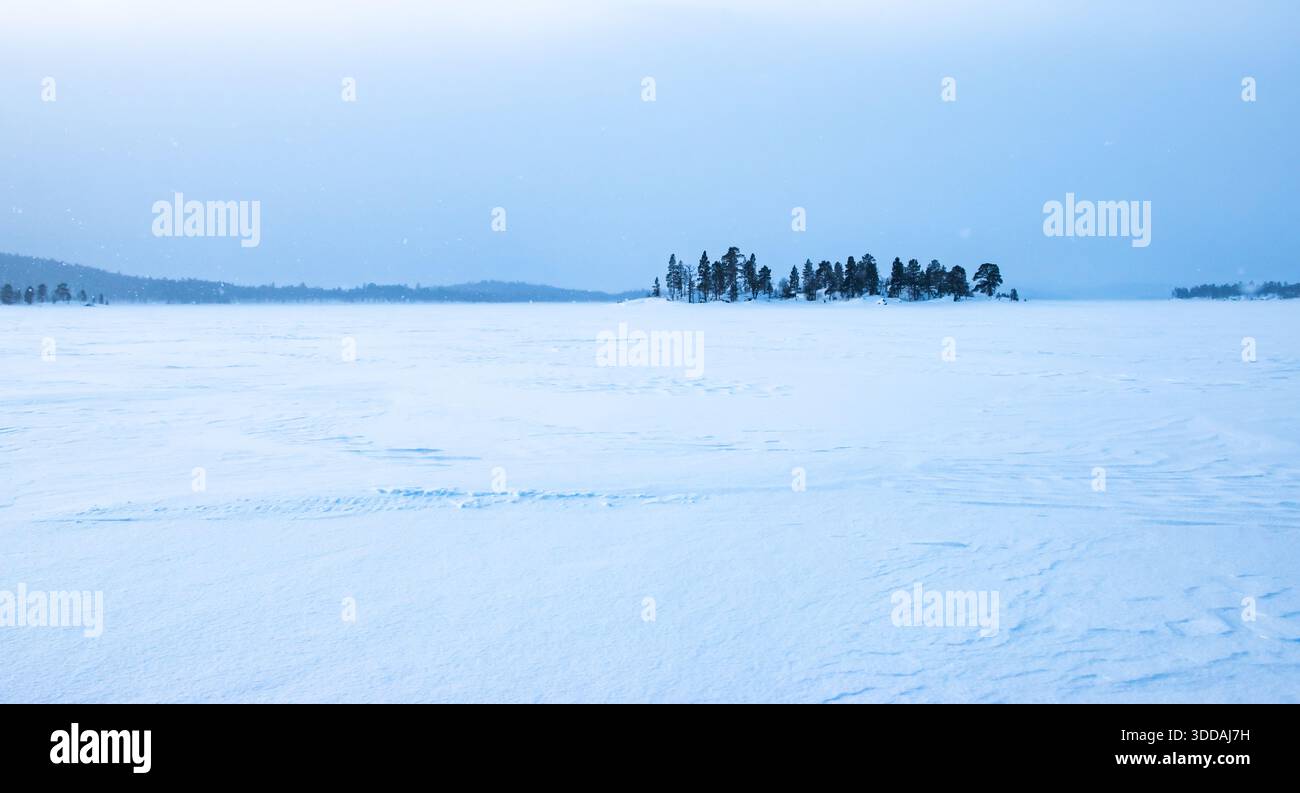 Gefrorene Winterlandschaft des Inari-Sees in Finnland Stockfoto