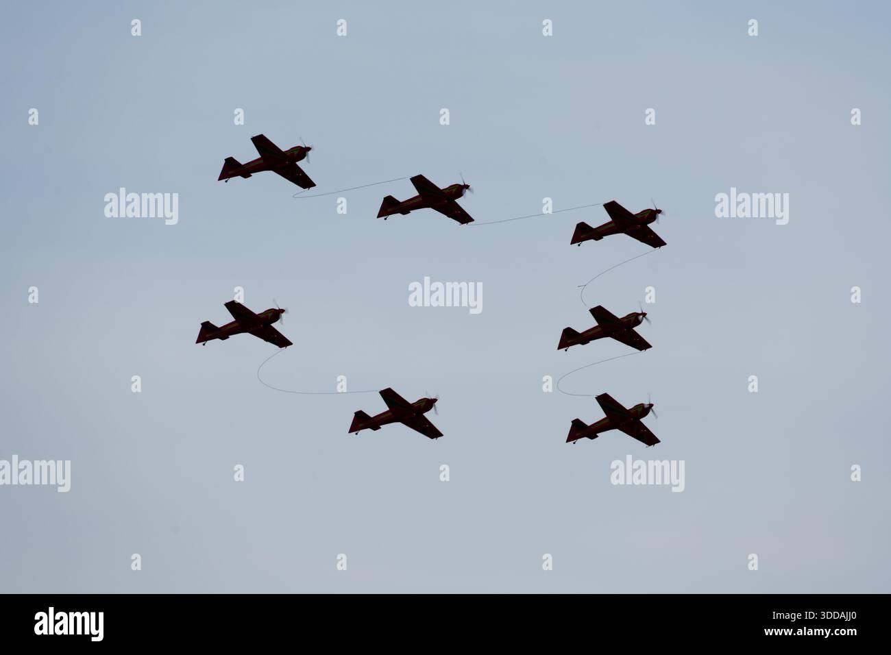 Beja, Portugal - 18. Juni 23: Luftdarstellung von sechs kleinen Flugzeugen, die in Formation gegen einen klaren Himmel fliegen Stockfoto