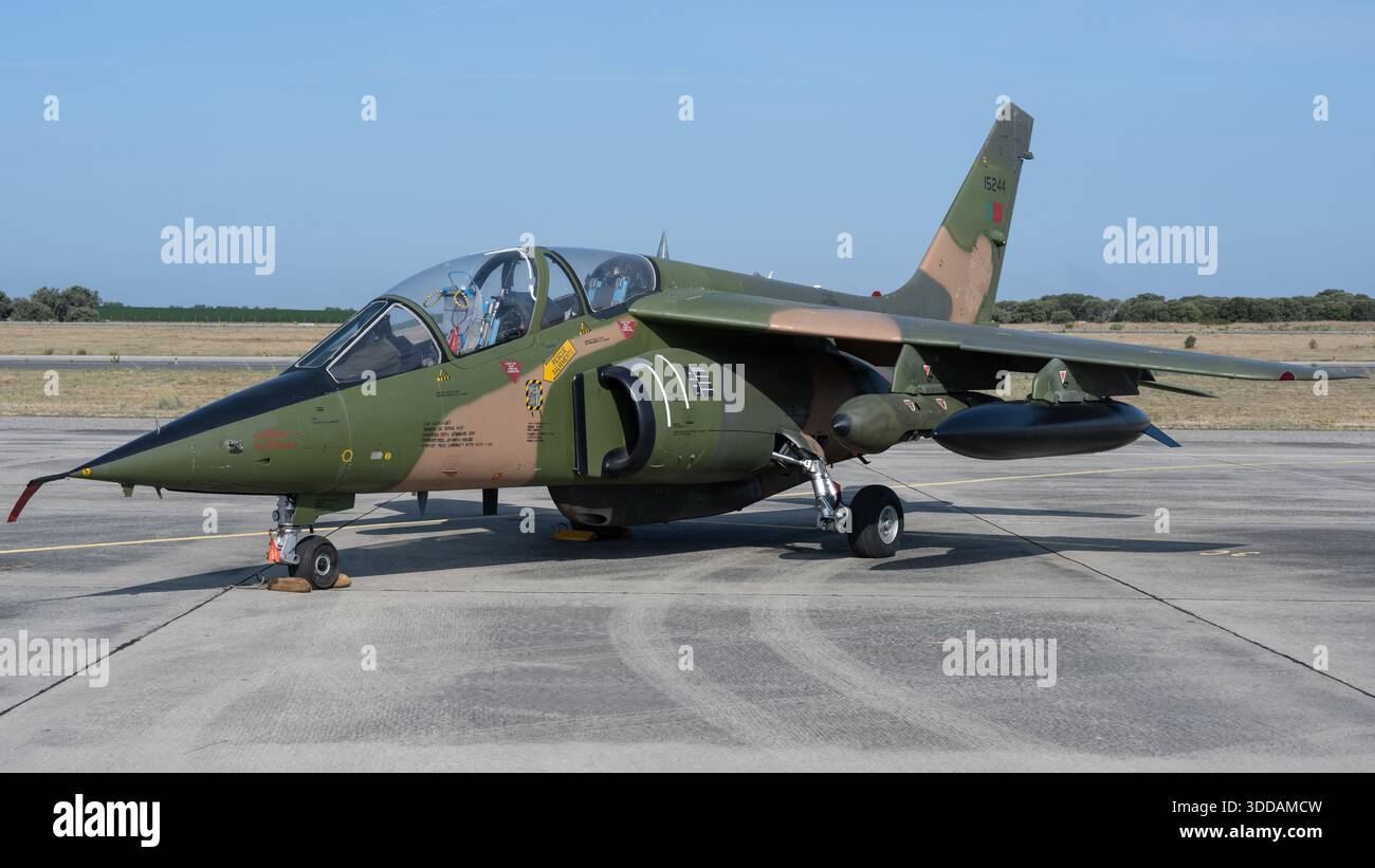 Beja, Portugal - 18. Juni 23: Militärflugzeuge parken auf einem Flugplatz. Stockfoto