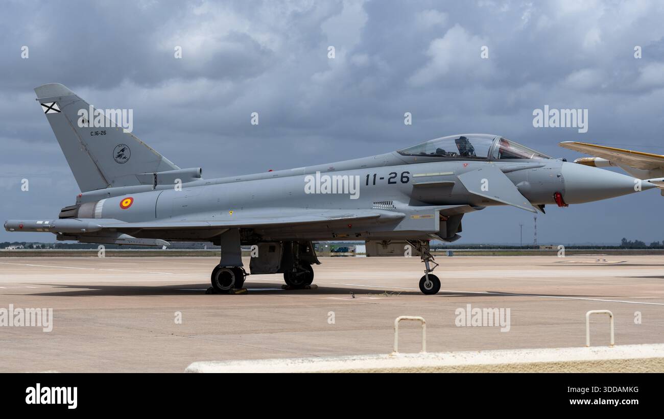 Moron, Spanien - 3. Mai 23: Ein Eurofighter-Taifun der spanischen Luftwaffe auf einer Start- und Landebahn, mit schlankem Design und grauem Farbschema. Stockfoto
