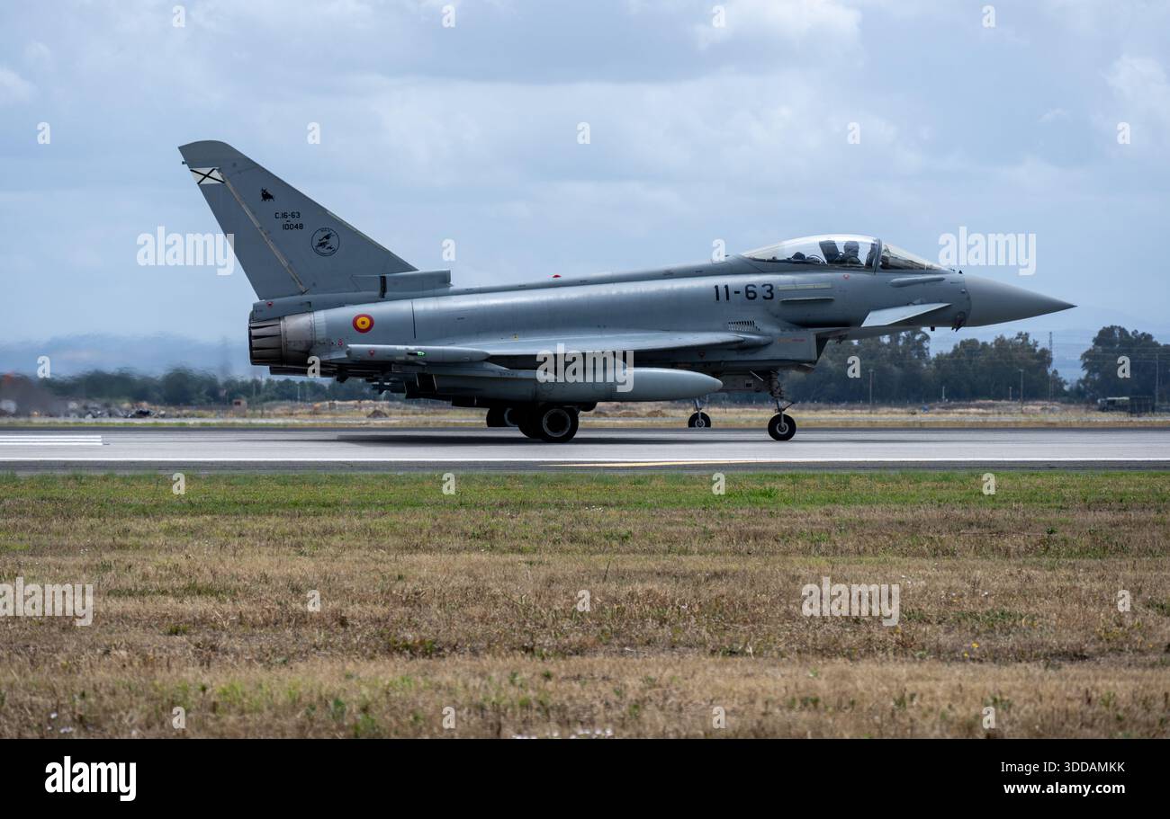 Moron, Spanien - 3. Mai 23: Zwei Luftwaffe Eurofigher Typhoon-Kampfflugzeuge auf einem Flugplatz, bereit zum Start Stockfoto
