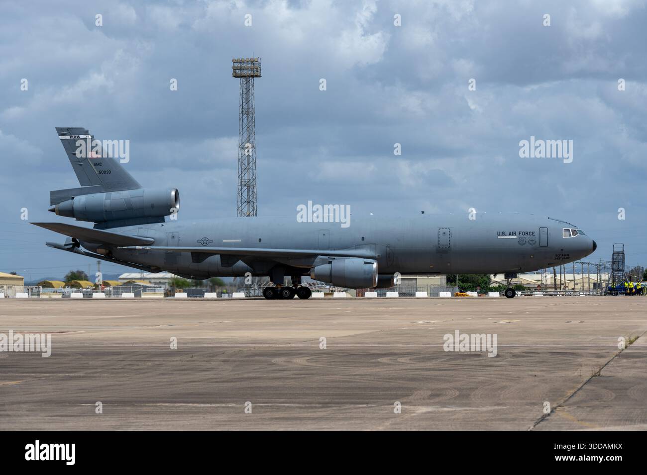 Moron, Spanien - 3. Mai 23: Ein Militärflugzeug, speziell ein McDonnell Douglas KC-10 Extender, parkte auf einem Flugplatz mit einem Kontrollturm im Hinterbau Stockfoto