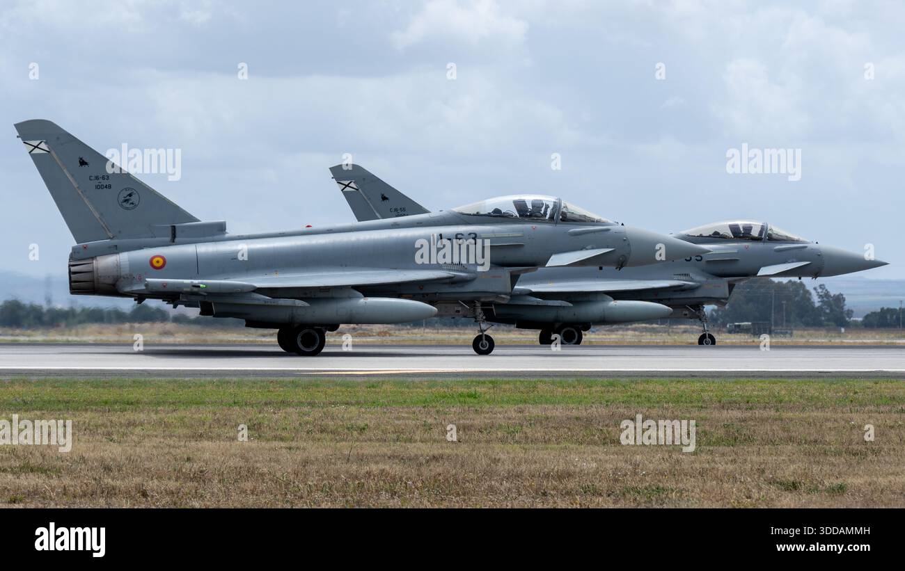 Moron, Spanien - 3. Mai 23: Zwei Luftwaffe Eurofigher Typhoon-Kampfflugzeuge auf einem Flugplatz, bereit zum Start Stockfoto