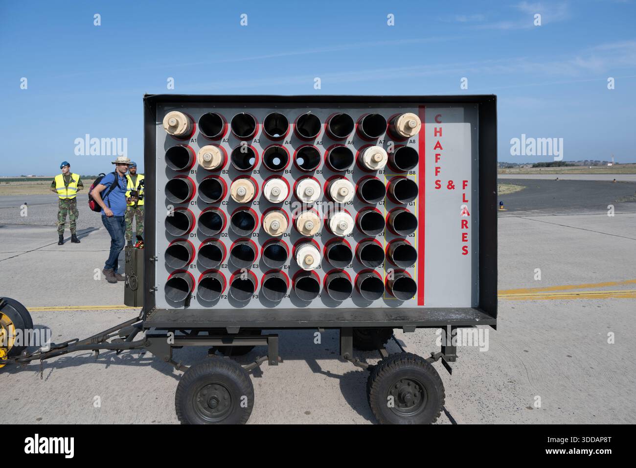 Beja, Portugal - 18. Juni 23: Ein mobiler militärischer Spreu- und Flare-Spender auf einer Start- und Landebahn, mit mehreren zylindrischen Rohren, die in einem Gitter angeordnet sind, mit Re Stockfoto