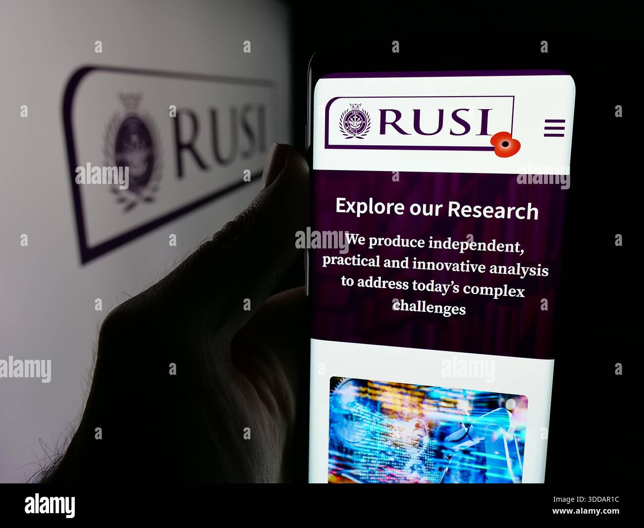In dieser Abbildung ist ein Smartphone mit der Webseite des Royal United Services Institute (RUSI) auf dem Bildschirm vor dem Logo zu sehen. Stockfoto