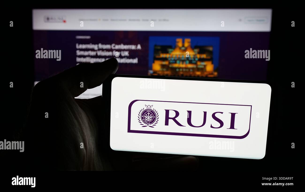 In dieser Abbildung ist ein Mobiltelefon mit dem Logo des Royal United Services Institute (RUSI) auf dem Bildschirm vor der Webseite zu sehen. (Foto von Timon Schneider / SOPA Images/SIPA USA) *** ausschließlich für redaktionelle Nachrichtenzwecke *** Stockfoto