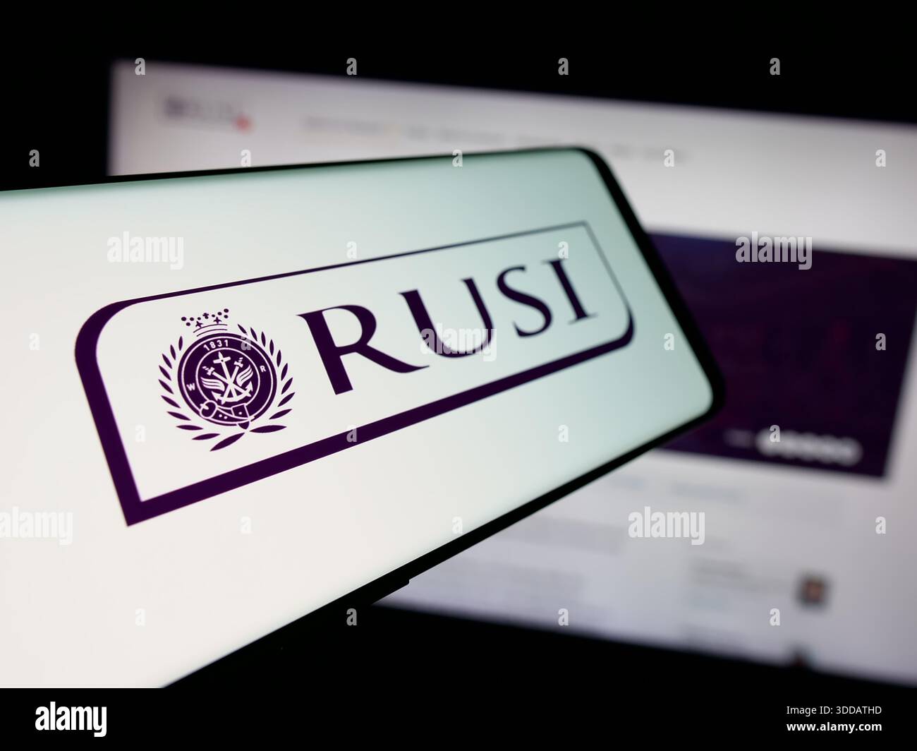24. November 2025, Deutschland: Auf dieser Fotoabbildung ist ein Smartphone mit dem Logo des Royal United Services Institute (RUSI) auf dem Bildschirm vor der Website zu sehen. (Credit Image: © Timon Schneider/SOPA Images via ZUMA Press Wire) NUR REDAKTIONELLE VERWENDUNG! Nicht für kommerzielle ZWECKE! Stockfoto