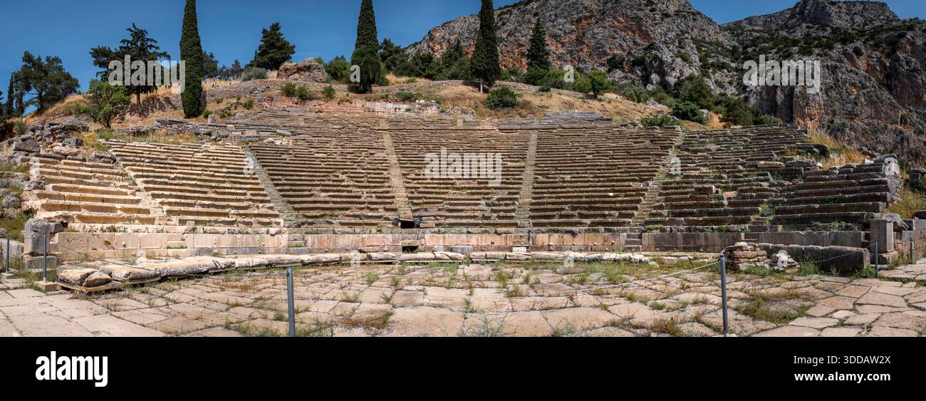 Das antike griechische Theater von Apollo in der archäologischen Stätte in Delphi, Griechenland, Südosteuropa. Stockfoto